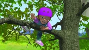 Sarah kann sich kaum noch auf dem Baum halten.