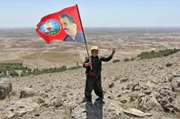 Der inhaftierte Gründer der verbotenen kurdischen Arbeiterpartei PKK, Abdullah Öcalan (Fahne), hat vor Ort viele Anhänger. Über 40 Jahre setzte er sich für die Rechte der Kurden. Im Februar 2025 rief er zur Auflösung der PKK und dem Ende der Kämpfe auf.