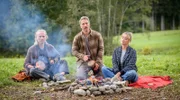 Greta (Laura Osswald, r.) fällt es schwer, sich auf Michaels (Erich Altenkopf, l., mit Pablo Sprungala, M.) Ritual einzulassen.