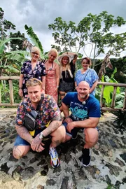 Die Reisegruppe "Roter Koffer" in Dominikanische Republik: (hi.v.l.) Tina (56, Erzieherin) und Anja (52, Schulungsleiterin), Michelle (25, Auszubildende), Crystal (41, Kosmetikerin), vorne: Moritz (28, Florist), Markus (49, Rohrschlosser, r.)