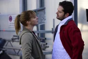 Adam Thallinger (David Tobias Schneider) erklärt Angelika Flierl (Bernadette Heerwagen) auf dem Schlachthof-Parkplatz, dass sein Vater alles geregelt hatte.