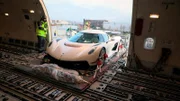 Mehr als 200 Autos werden jeden Monat in Frachtfliegern geladen. Darunter die teuersten Autos der Welt – hier ein „Königsegg“. E r soll nach Dubai zu einem Scheich. Sein Wert: 5 Millionen Euro.