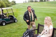 Hubert (Christian Tramitz, M.) und Staller (Helmfried von Lüttichau, l.) finden die Bauunternehmerin Katja Sperlinger (Komparsin, r.) auf dem Golfplatz – tödlich getroffen von einem Golfball.