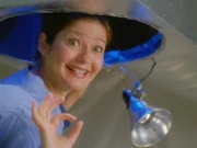 Im Institut werden neue Lüftungsrohre eingebaut. Jordan (Jill Hennessy) ist begeistert, denn nun kann sie alle Büros in allen Stockwerken belauschen!