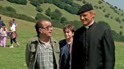 Pippo erzaehlt Don Matteo, dass er sich entschlossen hat, Polizist zu werden. (Francesco Scali, Claudio Ricci, Terence Hill, v.l.)