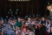 Zum Schwelgen und Mitsingen lädt das Trio Großstadt Boazn ein. Sie interpretieren Klassiker auf besondere Weise und besingen u.a. die Nachwehen übermäßigen Alkoholgenusses.