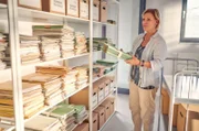 Bewährungshelferin Klara Sonntag (Mariele Millowitsch) kämpft sich durch den Papierdschungel.