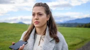 Maxi (Katharina Scheuba) ist elektrisiert, weil Sophia offenbar eine neue Geldübergabe plant.