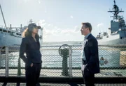 L-R: Olivia Swann als NCIS Special Agent Captain Michelle Mackey und Todd Lasance als AFP Liaison Officer Sergeant Jim 'JD' Dempsey