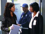 Mit Hilfe der Haftleiterin (Darstellerin unbekannt, r.) führt Jordan (Jill Hennessy) an allen Häftlingen einen DNA-Test durch. Einer von ihnen muss der Mörder sein! Mit Hilfe der Haftleiterin (Darstellerin unbekannt, r.) führt Jordan (Jill Hennessy) an allen Häftlingen einen DNA-Test durch. Einer von ihnen muss der Mörder sein!