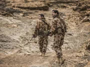 Im Januar, während des Golfkriegs, werden acht SAS-Kommandos - Codename Bravo Two Zero - 140 Meilen hinter den feindlichen Linien im Irak abgesetzt. Ihre Aufgabe ist es, eine Hauptversorgungsroute auszuspionieren, auf der Saddam Husseins mobile SCUD-Raketenwerfer durch die irakische Wüste transportiert werden, und Luftangriffe einzuleiten.