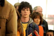 Für Axl (Charlie McDermott) und den Rest der Hecks geht es nach New York. Doch der Flug ist nicht besonders angenehm für die Familie, als ein Schneesturm alles ins Chaos stürzt ...