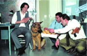 Peter Höllerer (Wolf Bachofner), Rex, Kommissar Moser (Tobias Moretti) und Assistent Stockinger (Karl Markovics).