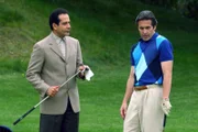 Monk (Tony Shalhoub, l.) ist fest davon überzeugt, dass der Playboy Dexter Larsen (Gary Cole, r.) den Finanzvorstand des beliebten Männer-Magazins Sapphire umgebracht zu haben.