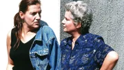 Walter (Katy Karrenbauer, li.) und Uschi (Barbara Freier) rätseln, ob Mona ihre Geschäfte nun eingestellt hat oder nicht.