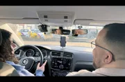 Fahrschülerin Neela erhält Verkehrstipps von Fahrlehrer Tolga Özdemir.
