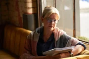 Die Agentin Valerie (Kerry Fox) erkennt Talent, wenn sie es sieht. Deshalb macht sie einer aufstrebenden Autorin ein verlockendes Angebot.