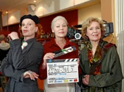 Klappe Folge 306:  Gertrud Mendel (Witta Pohl, rechts), Ursula Russ (Elisabeth Volkmann, links) und Renate Weißenberg (Solveig Müller).