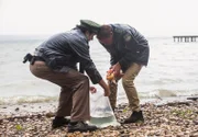 Die Lösegeldübergabe für den wertvollen Koi läuft alles andere als optimal. Der Entführer geht Hubert (Christian Tramitz, rechts) und Staller (Helmfried von Lüttichau) mitsamt des Geldes durch die Lappen und der freigekaufte Fisch ist nur ein billiges Double!
