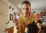 Jan Winter (Jacques Breuer) droht damit, die Berghütte in die Luft zu jagen...
