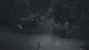 Trümmerteile bewegen sich auf die Brücke zu.