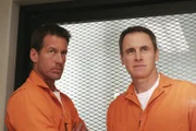 Mike (James Denton, l.) wird im Gefängnis von anderen Häftlingen zusammengeschlagen, und ausgerechnet Paul Young (Mark Moses, r.) kommt ihm zur Hilfe.