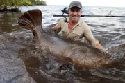 Cyril und sein Team begeben sich auf gefährliche Missionen, um den letzten Riesenfisch der Erde zu retten. (Ungezähmte Produktionen 4 Inc.)