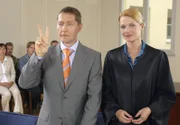 MDR Fernsehen TATORT, "Die Anwältin", am Mittwoch (05.03.14) um 22:05 Uhr. Der angeklagte Baulöwe Peter Ludwig (Udo Schenk, links) gibt sich im Gerichtssaal neben seiner Anwältin Corinna Becker (Doreen Jacobi, rechts) überheblich siegessicher.