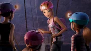 Auf der Suche nach dem geheimnisvollen Schatz haben Barbie und ihre Schwestern einen Geheimgang gefunden.