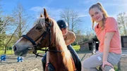 Nina (rechts) ist begeistert, wie schnell Denise mit Welsh Cob Stute Mirielle durch den Geschicklichkeitsparcours geritten ist. (Denise Biedermann, Nina Ploghaus).