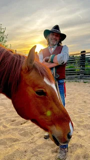 Der Pferdeflüsterer Daniel Yononindo während dem Training mit einem Pferd, das seinen Besitzer abgeworfen hat.