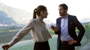Die Unternehmerin Valentina Bastoni (Katharina Nesytowa, li.) und der Freimaurer Massimo Lenzini (Anian Zollner, re.) bewegen sich auf dünnem Eis.