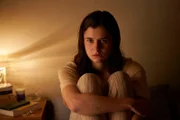 Gerade als es Frances (Alison Oliver) so schlecht geht, wie noch nie, bekommt sie Besuch von jemanden, mit dem sie nicht gerechnet hat.