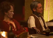 Penny (Grace Gummer, l.) und Paul (Mat Fraser, r.) sind sich sicher, dass Elsa an Ethels Tod Schuld ist, aber werden die anderen Freaks ihnen glauben?