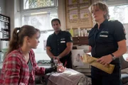 Claudia (Janette Rauch, r.) und Tarik (Serhat Cokgezen, M.) finden Janine (Lena Markwald, l.) völlig aufgelöst im Tattoostudio ihres Freundes: Traut sie ihrem Freund nun auch die Tat zu?