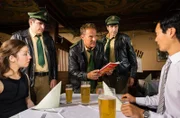 Eine Delegation der japanischen Partnerstadt Iruma ist angereist, um mit den Wolfratshausenern ihre langjährige Partnerschaft zu feiern. Als Symbol soll ein Koi-Karpfen überreicht werden, der jedoch spurlos verschwindet. Nun sollen Hubert (Christian Tramitz, m.) und Staller (Helmfried von Lüttichau, 2.v.r.) den teuren Koi-Karpfen finden ...