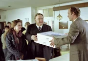 Gregor Ehrenberg (Dieter Pfaff, M. ) und Gudrun (Katrin Pollitt, l.) erwerben bei einer Verkaufsveranstaltung Heizdecken.