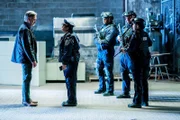 Bill Pullman (Det. Harry Ambrose, li.), Gameela Wright (Det. Ernestine Jones).