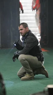 Eine Spur im Mordfall Carl Abrams führt Nick (George Eads) und das CSI-Team in einen unterirdischen Atombunker, in dem alle Anzeichen darauf hindeuten, dass der junge Motocross-Fahrer hier gestorben ist.