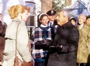 Schwester Stephanie (Tracy Nelson) und Sergeant Clancy (Regina Krueger) fragen Pfarrer Dowling (Tom Bosley), wer ihn entführt hat.