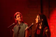 Bei ihrem Poetry Slam begeistern Bobbi und Frances die Menge.