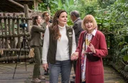 Charlotte Baumgart (Ursela Monn, r.) sorgt auch bei ihrer Tochter Susanne Mertens (Elisabeth Lanz, l.) immer wieder für Überraschungen (mit Madeleine de le Roi, Noel Okwanga und Gunter Schoß, h.).