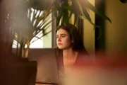 Nach einem Streit mit ihrer Freundin will Frances (Alison Oliver) die Sache wieder gerade rücken. Doch ihr fehlen die richtigen Worte.