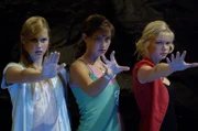 Emma (Claire Holt), Cleo (Phoebe Tonkin) und Rikki (Cariba Heine) sind Meerjungfrauen und haben magische Kräfte.
