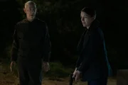 Howard (J.K. Simmons, l.); Emily (Olivia Williams, r.)