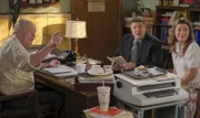 (v.l.n.r.) Leslie Vance (Jeff Doucette); George Cooper sen. (Lance Barber); Mary Cooper (Zoe Perry)