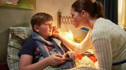 Magda (Verena Altenberger) sorgt sich um den kranken Luca (Luis Kain).