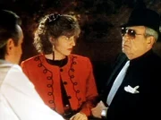 Pfarrer Dowling (Tom Bosley, r.) und Schwester Stephanie (Tracy Nelson, M.) treffen in Alfredos Bar einen Freund von Jesse Gallagher.