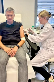 Dirk Brauns bei seiner neunten und letzten mRNA-Impfung