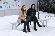 Alena und Detective Danville genießen bei einer kurzen Verschnaufspause die Weihnachtszeit.